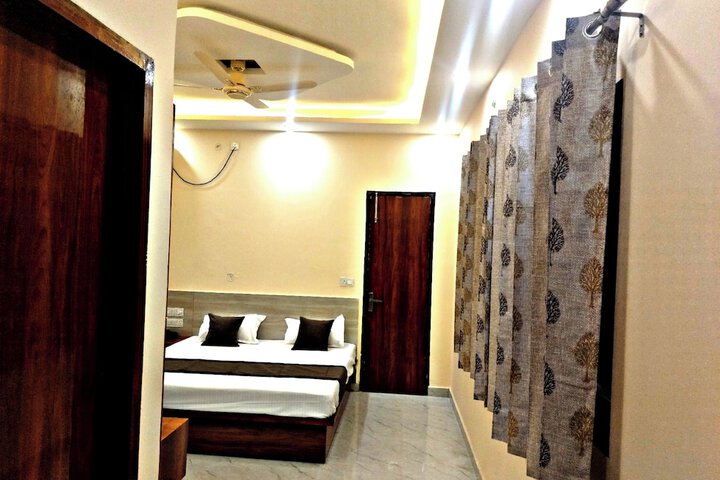 Room 3 of 47
