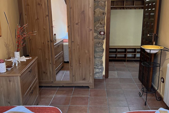 Room 33 of 183