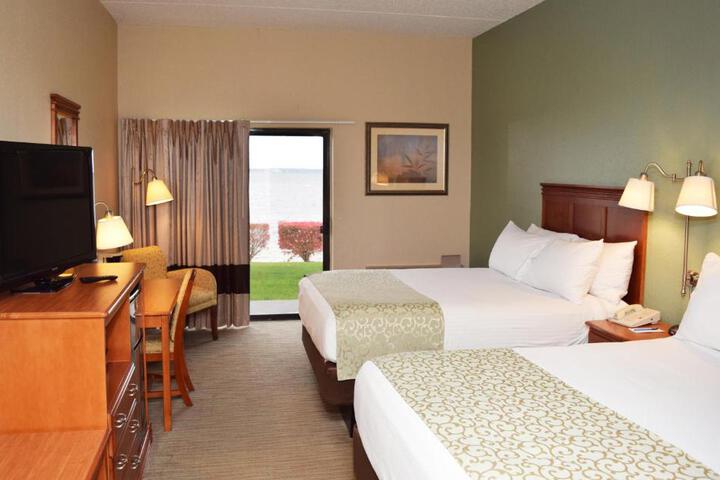 2 Queen Beds Jacuzzi (14 of 16)