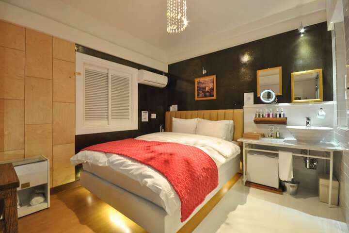 Room 14 of 68