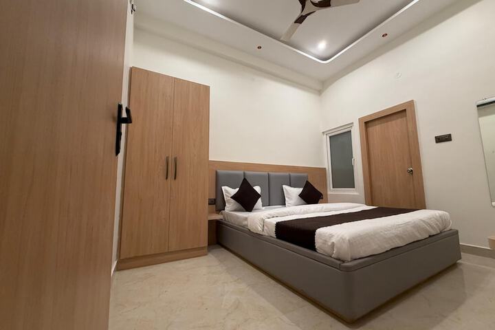 Room 5 of 16
