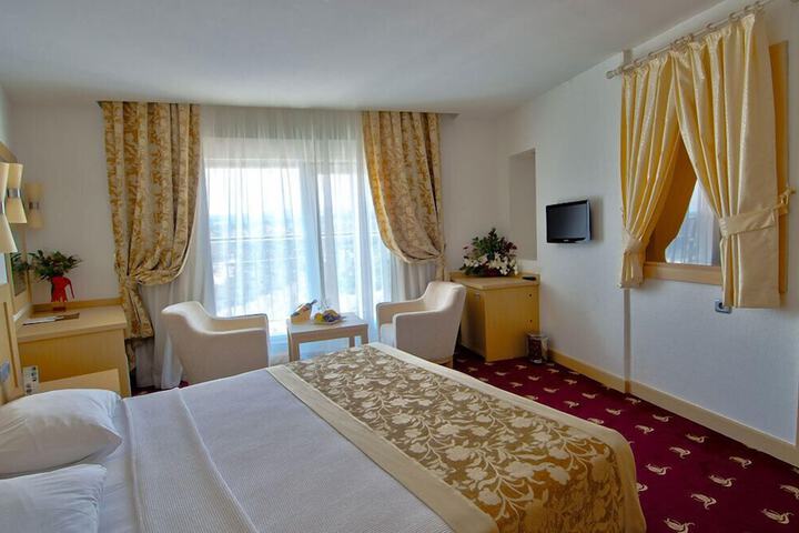 Room 6 of 38