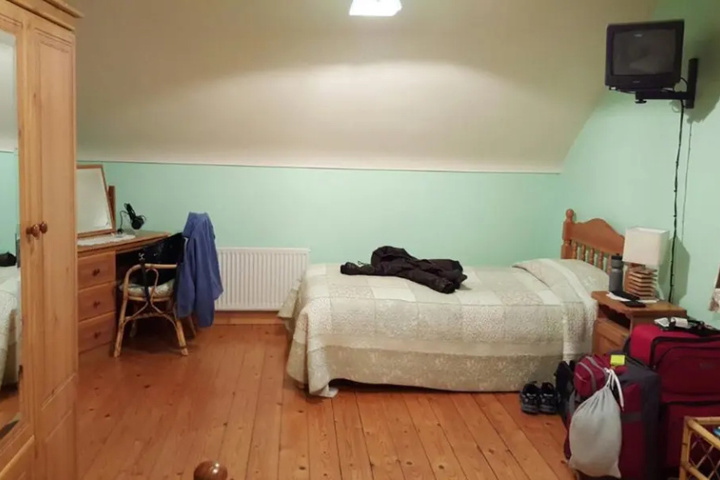 Room 2 of 10