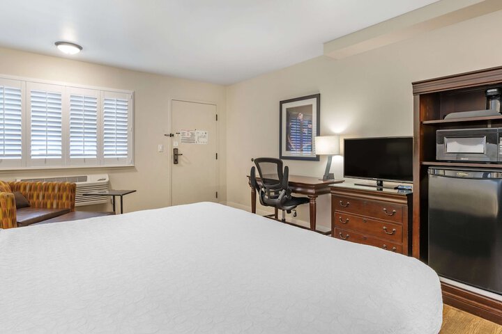 1 King Bed Microwave and Refrigerator WiFi Full Breakfast (1 of 9)