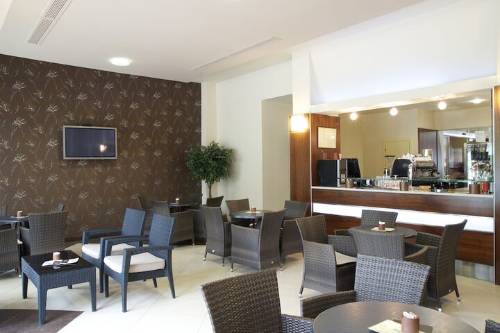 Lounge 44 of 55