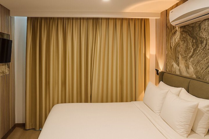 Room 10 of 32