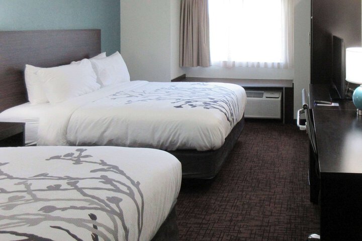 1 Queen Bed (1 of 6)