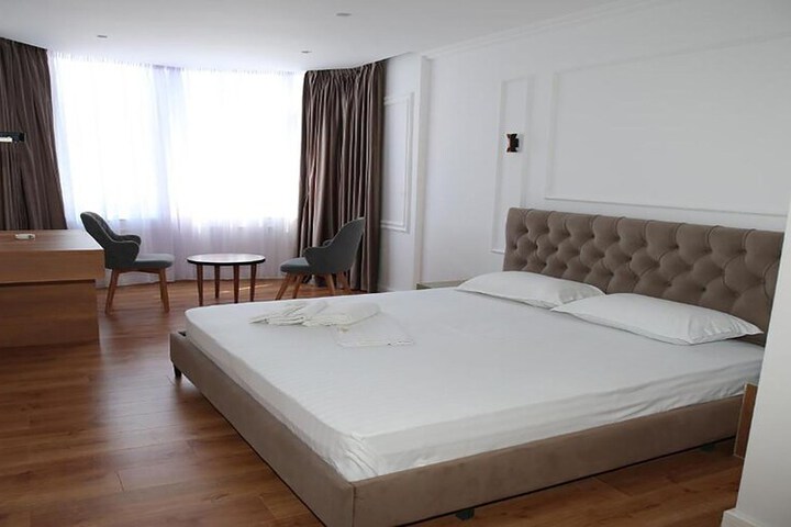 Room 13 of 37