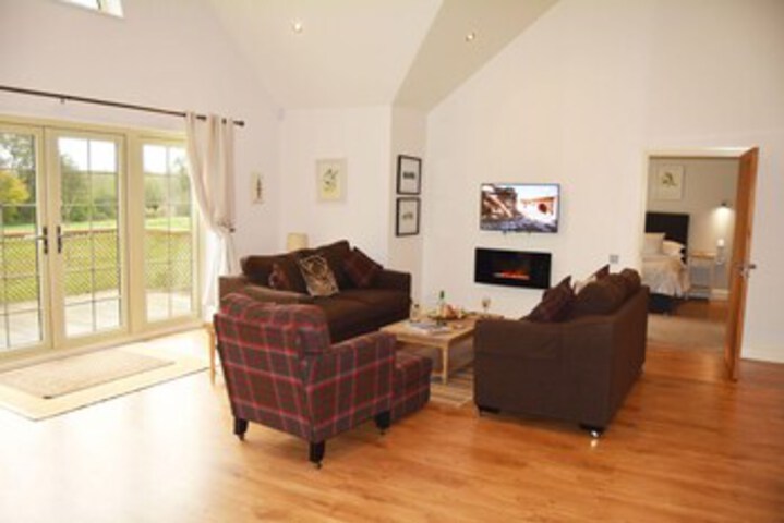 Five star lodge set in stunning grounds with hot tub and lake views