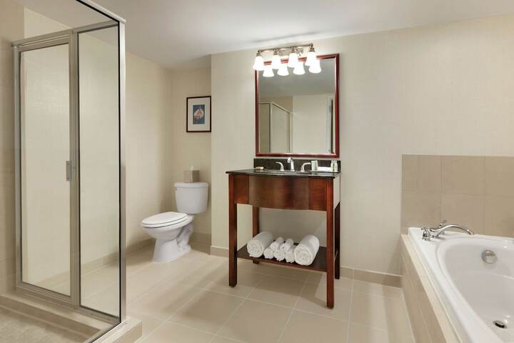 1 King Accessible with Roll in Shower (2 of 19)