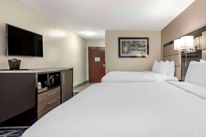 1 Queen Bed (1 of 12)