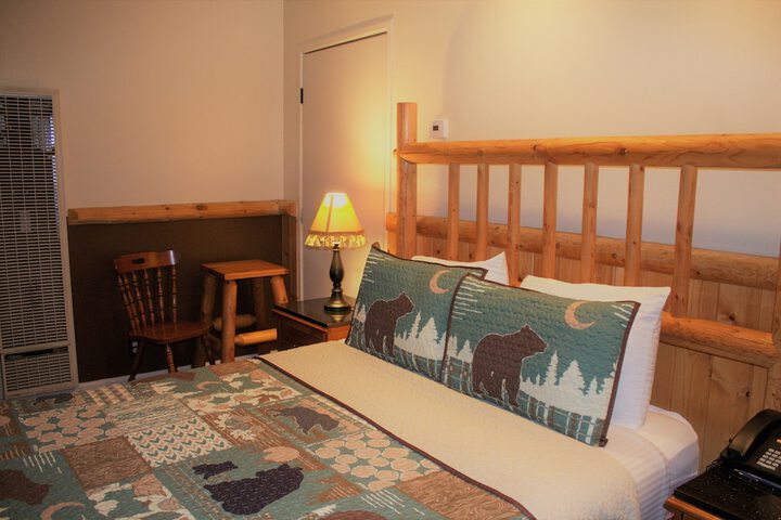 1 Queen Bed (20 of 36)