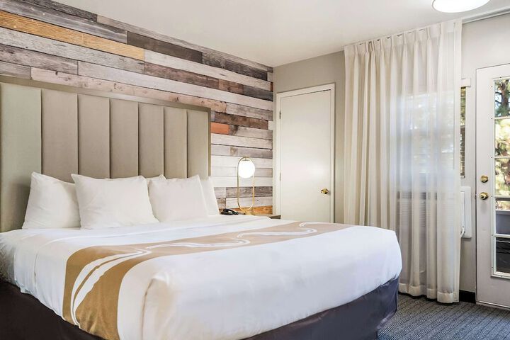 1 King Bed (2 of 13)