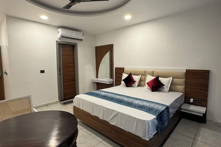 Room 5 of 9