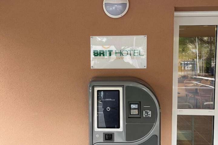 Check-in/check-out kiosk