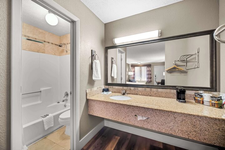 1 King Bed High Speed Internet Accessible Coffee Maker, Hairdryer Iron and Ironing Board Full Breakfast (3 of 8)