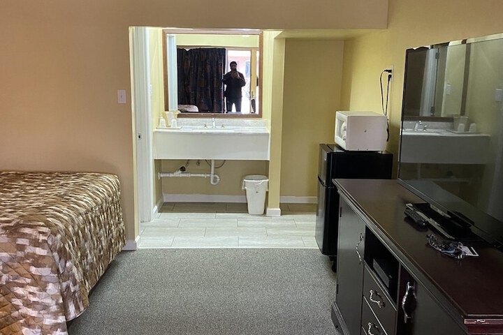 Room 11 of 34