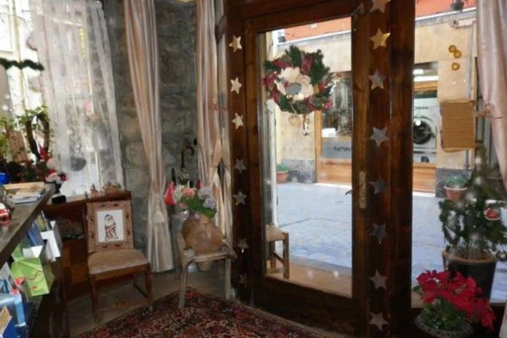 Room 2 of 17