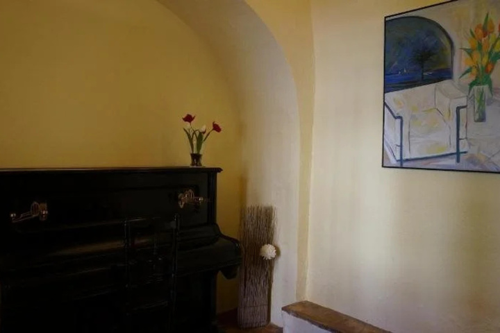 Room 11 of 18