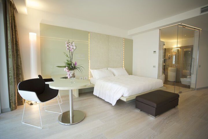 Room 10 of 82
