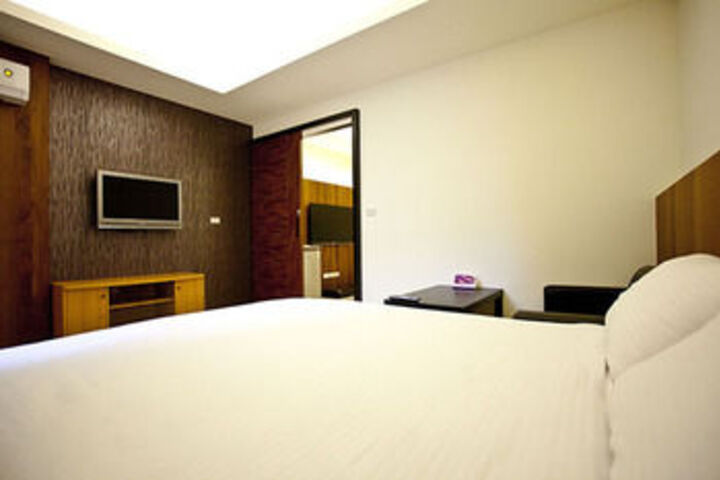 Room 7 of 16