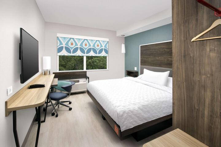 1 King Bed (3 of 10)