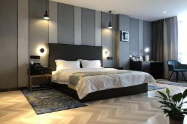 Room 4 of 6
