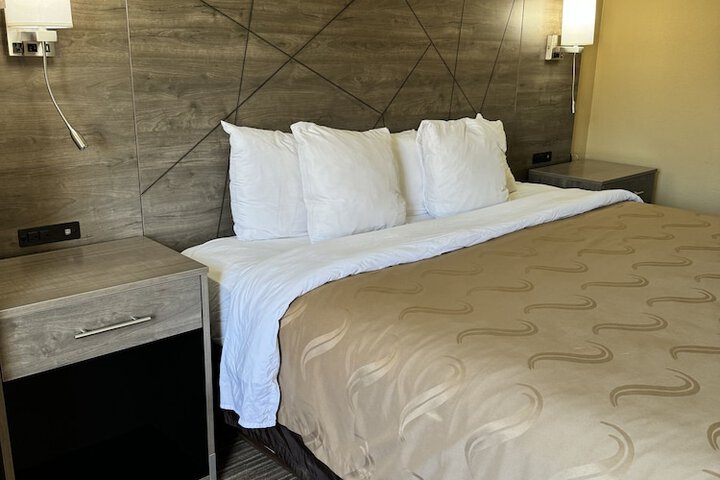 1 King Bed (16 of 17)