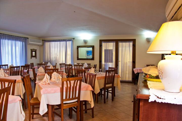 Dining 7 of 15