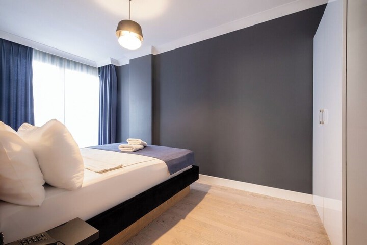 Room 33 of 100