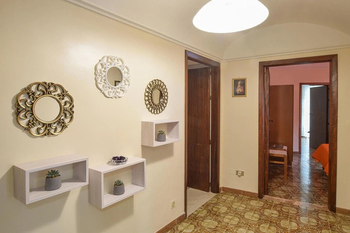Room 10 of 18