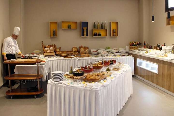 Dining 19 of 29