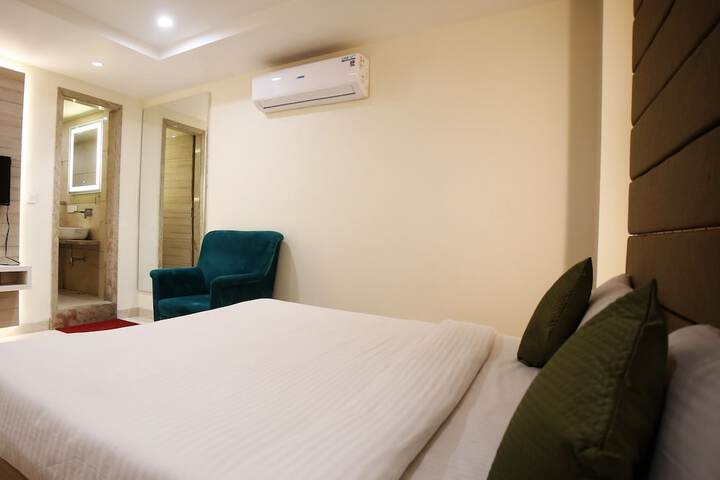 Room 13 of 27