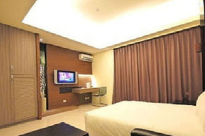 Room 12 of 16