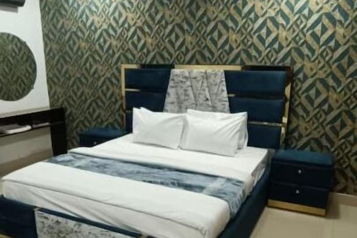 Room 13 of 34