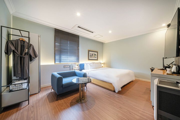 Room 8 of 28