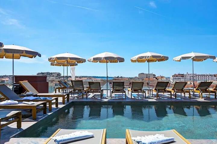 Hotel Pool