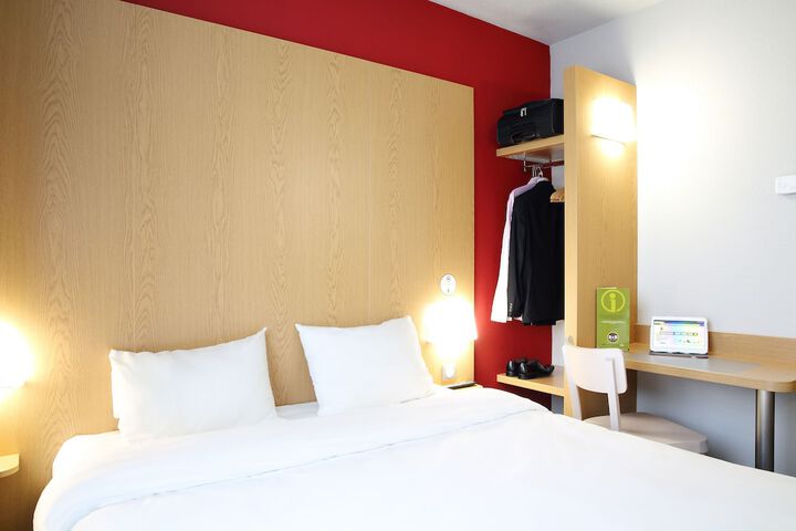 Room 8 of 33