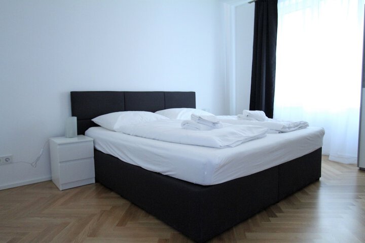 Room 7 of 27
