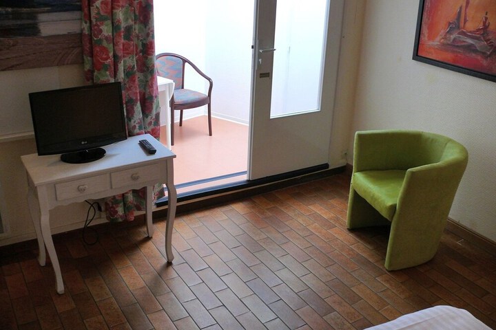 Room 65 of 100