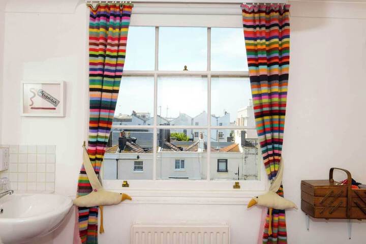 Room 93 of 272