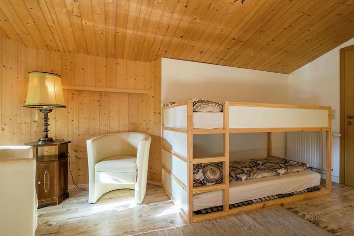 Room 4 of 16
