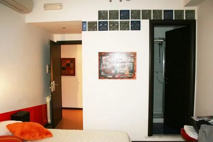 Room 6 of 14