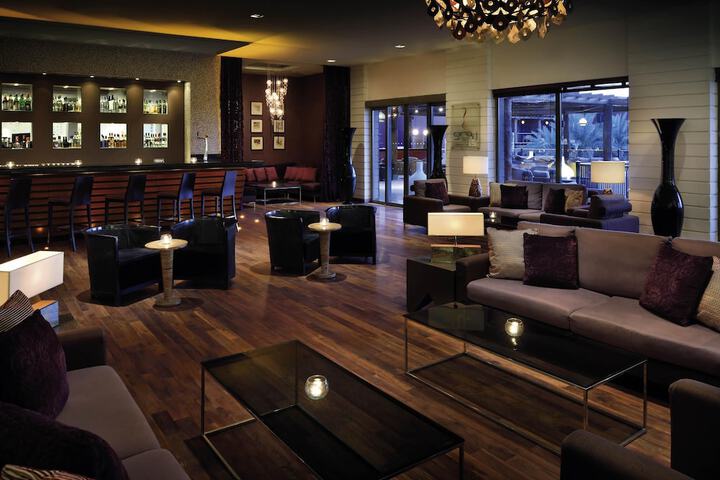 Lounge 140 of 195