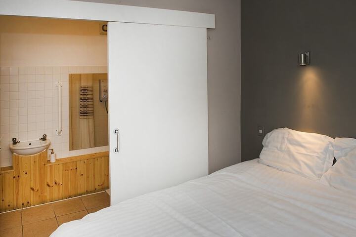 Room 2 of 25