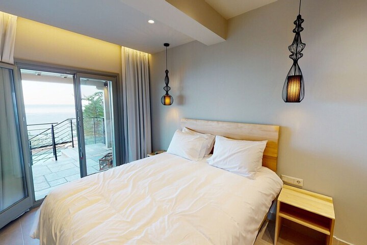 Room 2 of 99