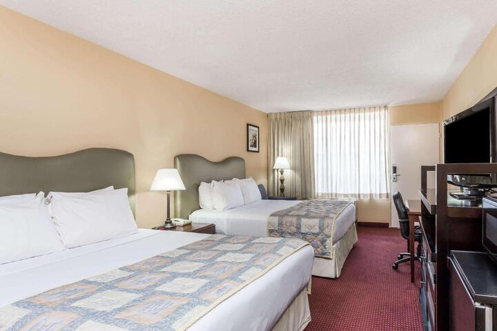 2 Queen Beds (1 of 3)