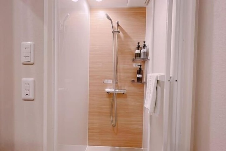 Room 4 of 9