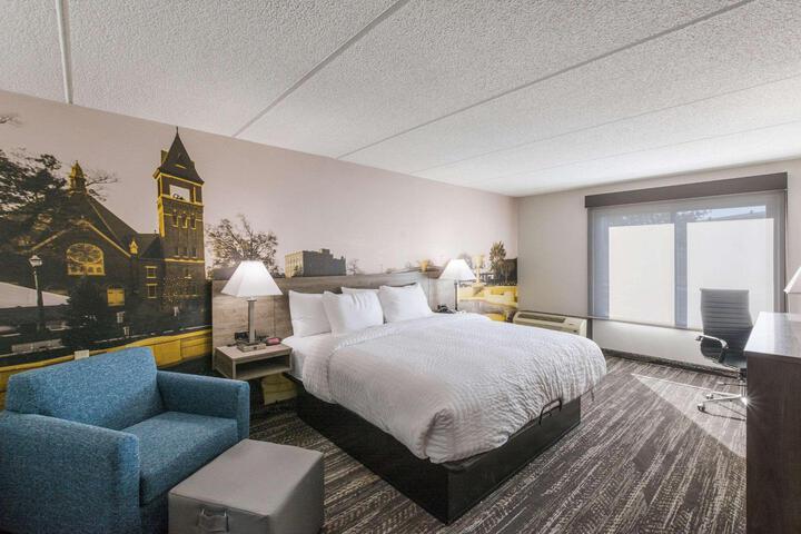 1 King Bed Accessible (6 of 11)