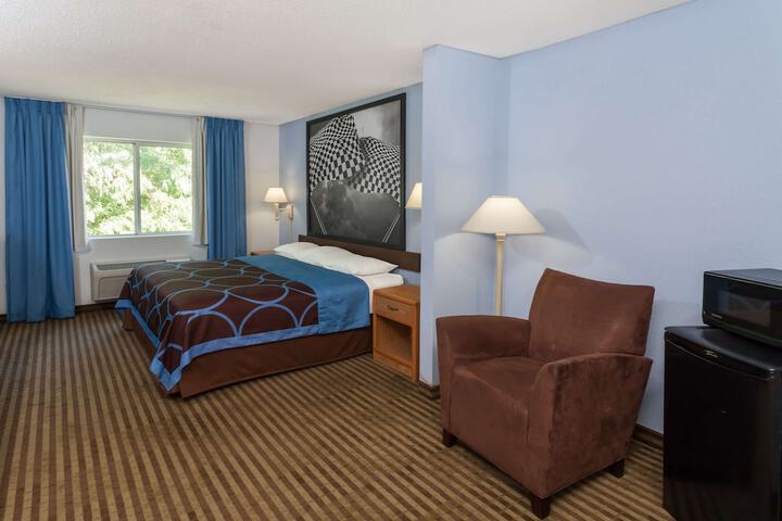1 King Bed (5 of 10)